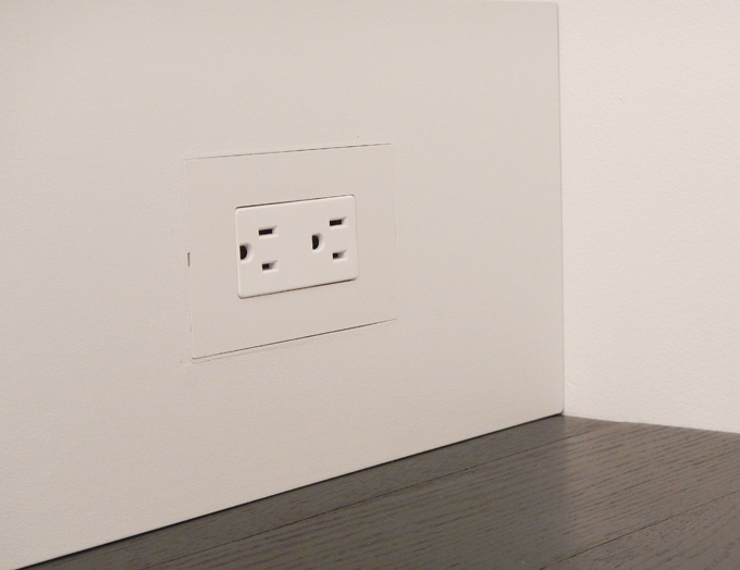 Smoothline flush wall plate for wood
